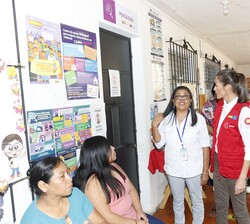 Su Majestad la Reina durante su visita al Centro de Atención Integral